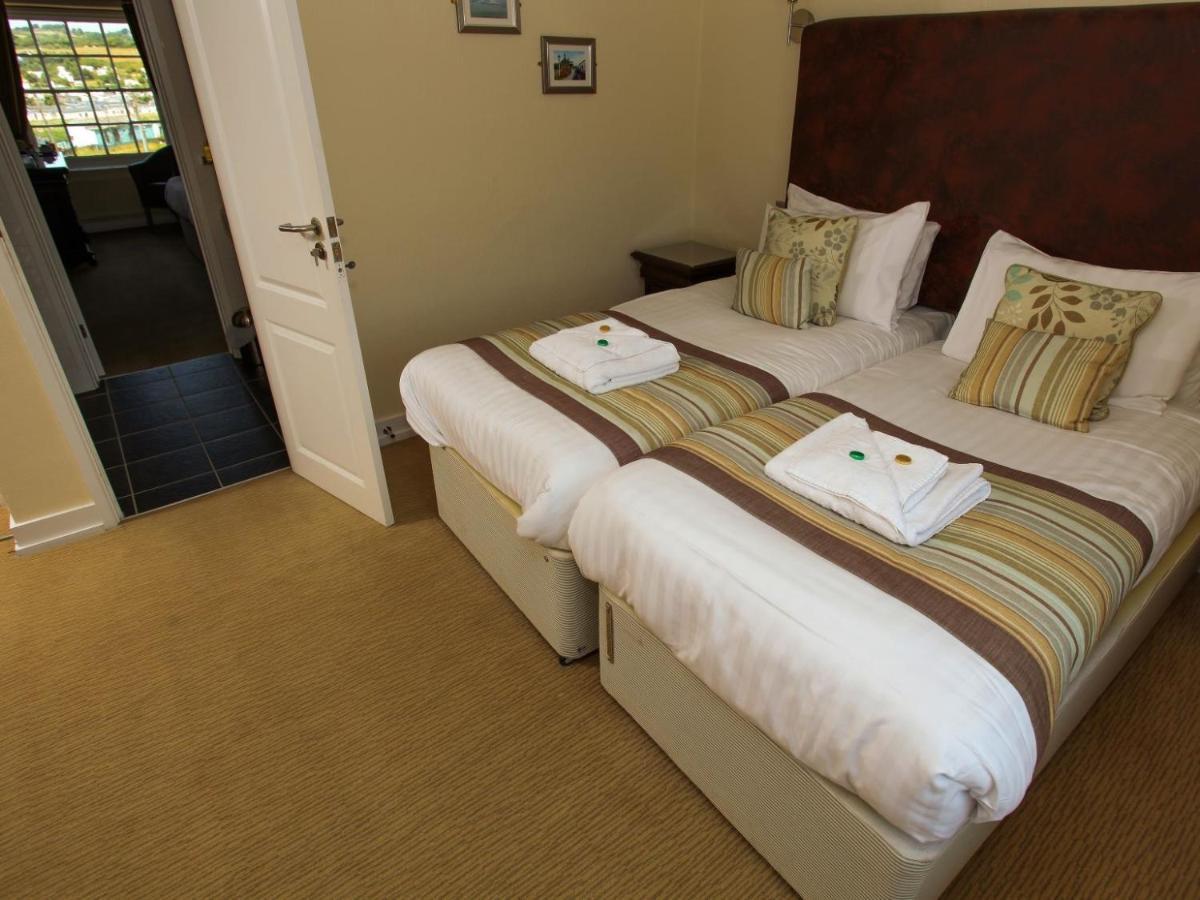 The George Hotel Уест Бей Екстериор снимка