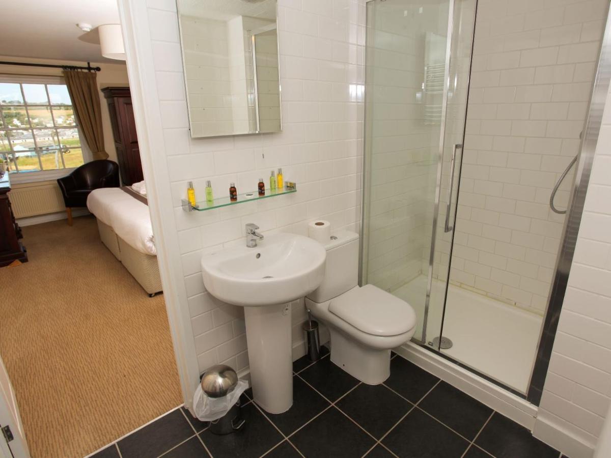 The George Hotel Уест Бей Екстериор снимка