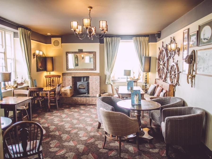 The George Hotel Уест Бей Екстериор снимка